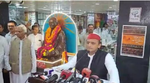 अखिलेश यादव