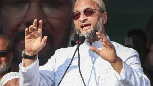 Muslims protested against AIMIM chief in surat