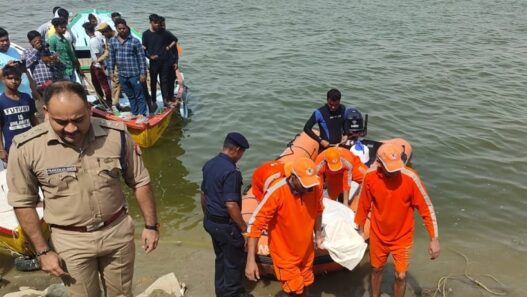 boat capsizes in Ahilyabai Ghat