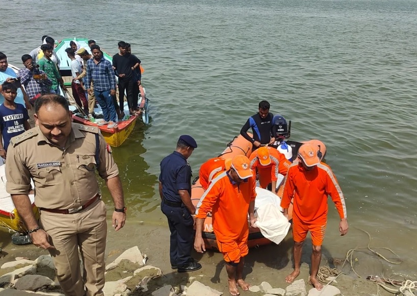 boat capsizes in Ahilyabai Ghat