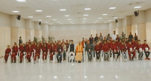 CM Yogi met a team from Uttarakhand