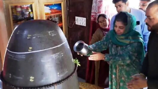 Mehbooba Mufti did Jalabhishek on Shivling
