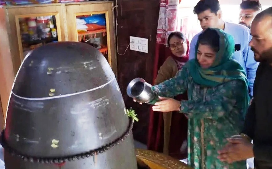 Mehbooba Mufti did Jalabhishek on Shivling