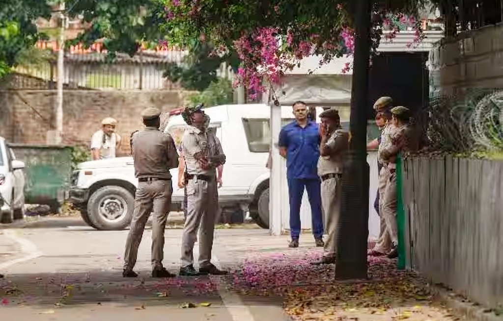 Police reached Rahul Gandhi house