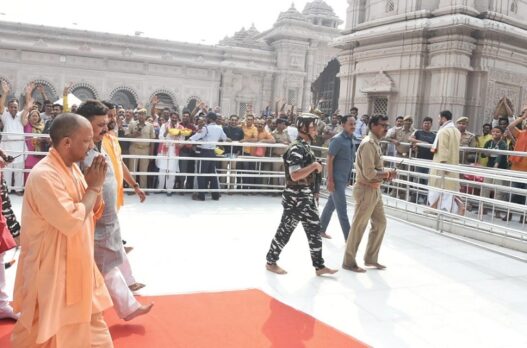 Yogi Adityanath in kashi vishwanath