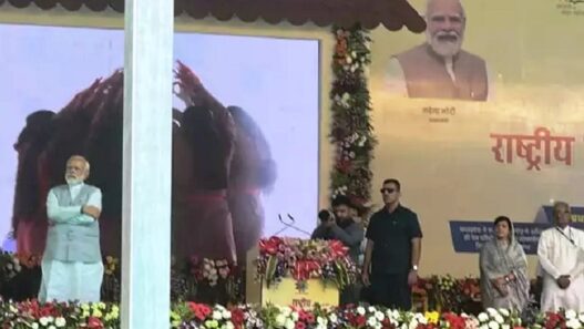 PM Modi Break the protocol in Rewa
