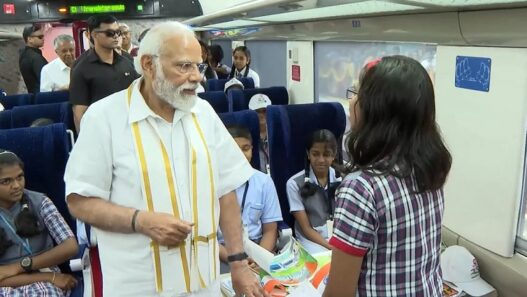 PM Modi traveled with children in Vande Bharat train