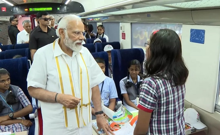 PM Modi traveled with children in Vande Bharat train