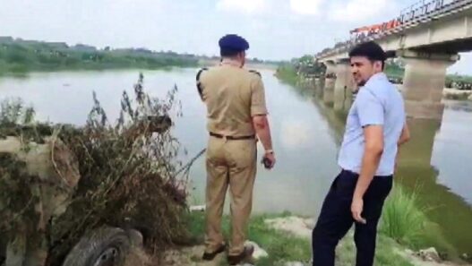 Tractor trolley fell from bridge in river in Shahjahanpur