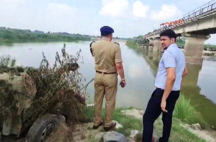 Tractor trolley fell from bridge in river in Shahjahanpur