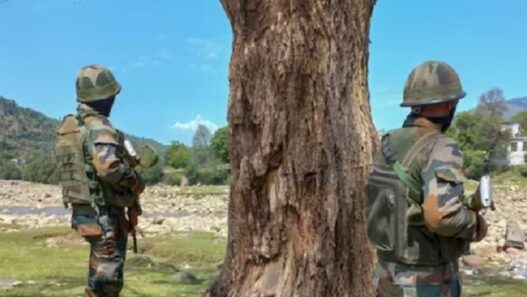 Encounter between jawans and Naxalites in Chhattisgarh