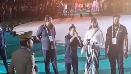 Kailash Kher lashed out at program organizers in Lucknow, said- learn manners