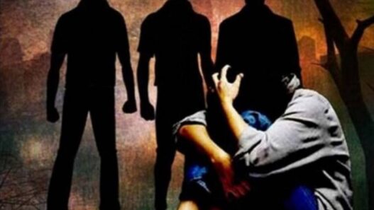 In Lucknow, brutality in a car traveling with the daughter of a retired officer, the car passed through 7 police stations; All three accused arrested