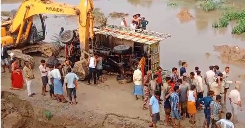 Mini truck overturned in river near under-construction bridge in datia MP