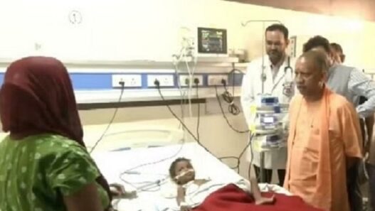 yogi adityanath in trauma centre