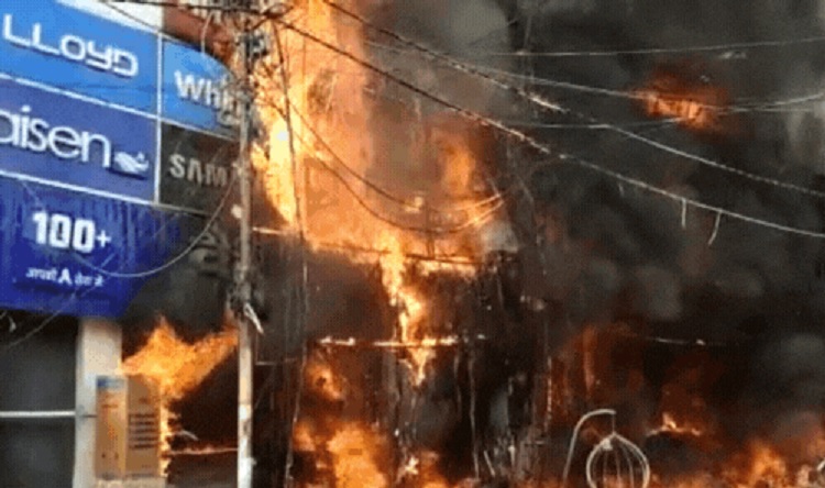 A fierce fire broke out in two showrooms in Jhansi