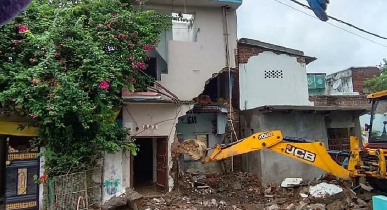 Bulldozers run at the houses of accused of raping in MP