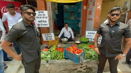 SP worker kept bouncers for the safety of tomatoes in Varanasi
