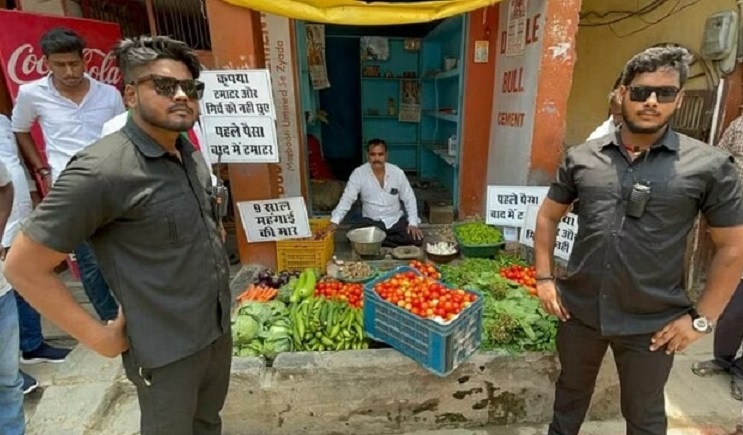 SP worker kept bouncers for the safety of tomatoes in Varanasi