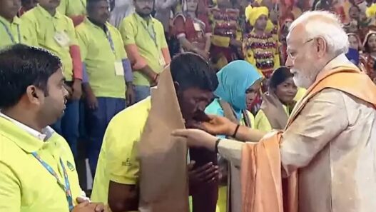 Saw PM Modi so closely for the first time, felt happy - workers said on being honored