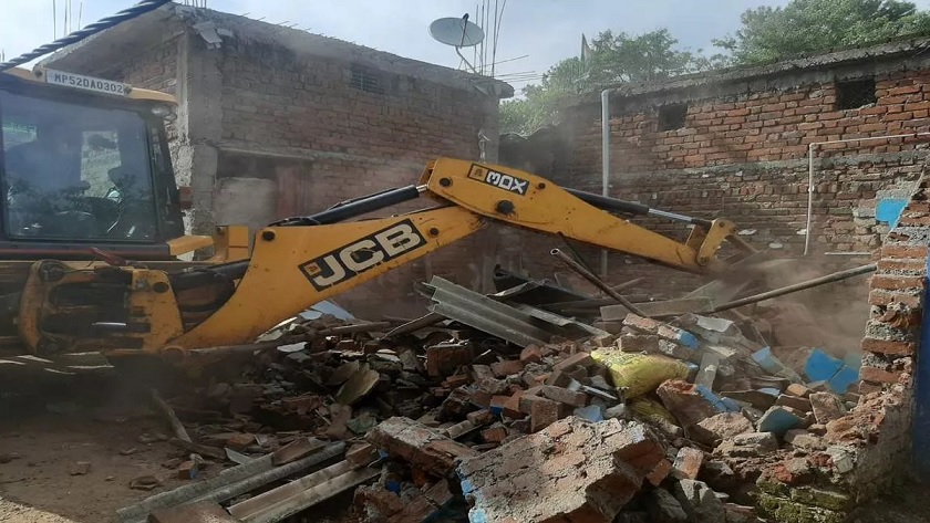 bulldozer went to Amjad Khan house in MP