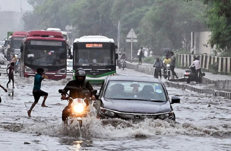 heavy rain in Delhi