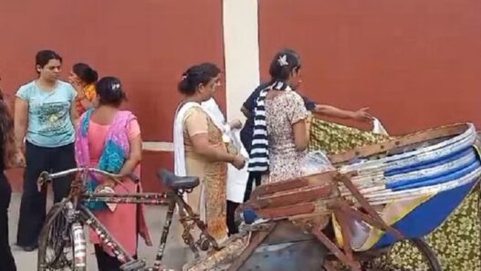Woman gave birth a child on the road in Lucknow