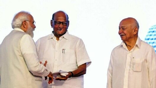 sharad pawar hand on the back of PM Modi in pune