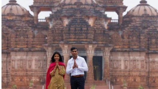 British PM worshiped at Akshardham temple with his wife