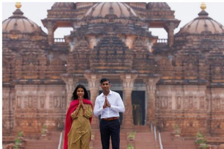 British PM worshiped at Akshardham temple with his wife