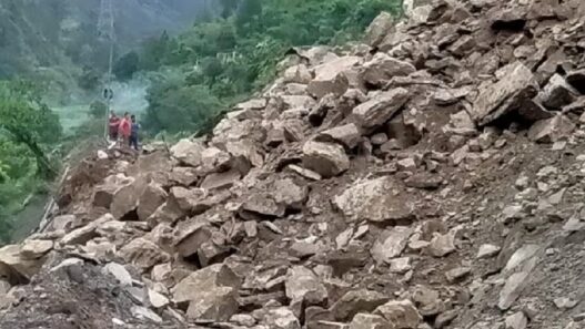 Heavy landslide on Jammu Srinagar National Highway