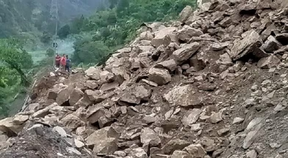 Heavy landslide on Jammu Srinagar National Highway