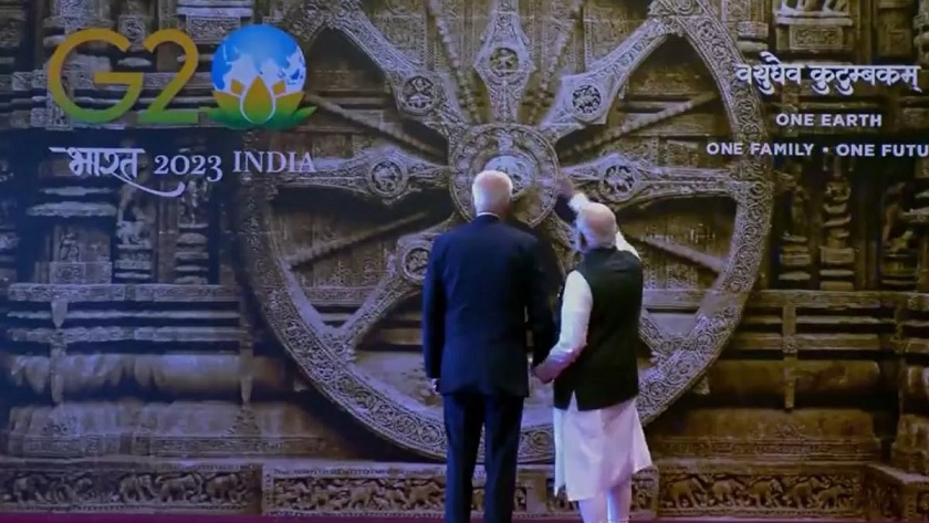 PM Modi show Konark Chakra by holding hands of Biden in G20