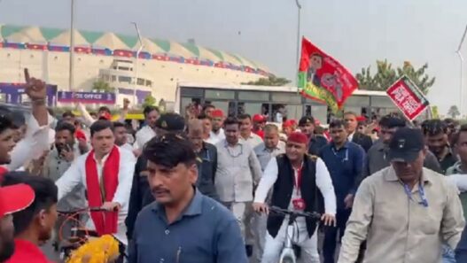 Akhilesh Yadav in PDA cycle yatra in Lucknow