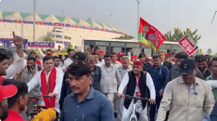 Akhilesh Yadav in PDA cycle yatra in Lucknow