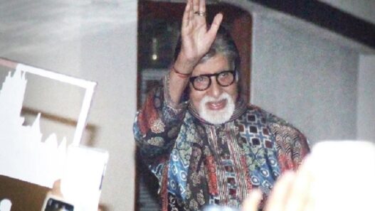 Big B came to meet fans barefoot at midnight