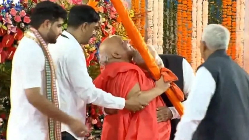 Jagadguru Rambhadracharya looked emotional after meeting PM Modi