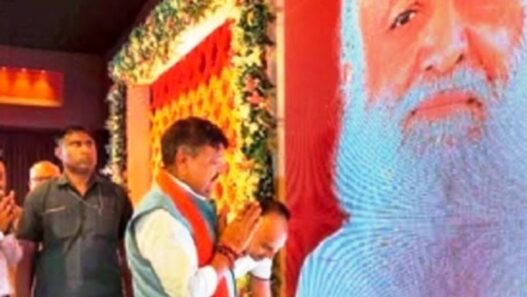 Kailash Vijayvargiya offer flowers on the photo of rapist Asaram
