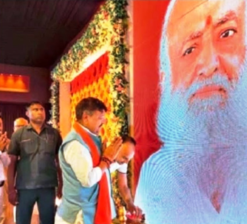 Kailash Vijayvargiya offer flowers on the photo of rapist Asaram