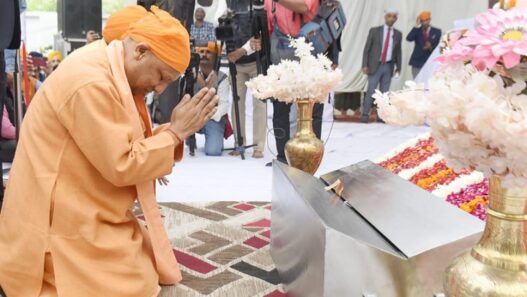 CM Yogi participated in the 554th Prakash Parv program of Shri Guru Nanak Dev Ji Maharaj