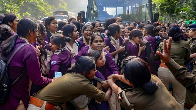 Demonstration of women workers of Dial 112 continues for the fourth day