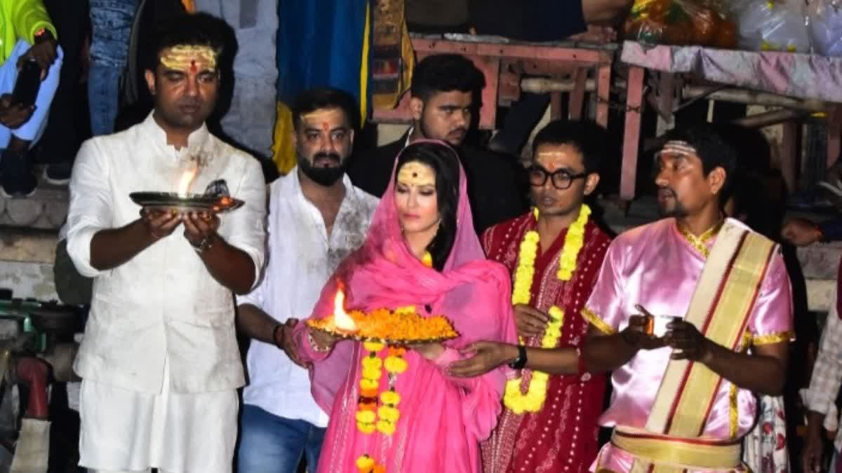 Sunny Leone visited Baba Vishwanath