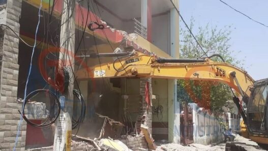 LDA and District administration bulldozed the shops and houses in Akbarpur Lucknow