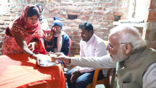 PM Modi suddenly reached Meera house in Ayodhya to drink tea