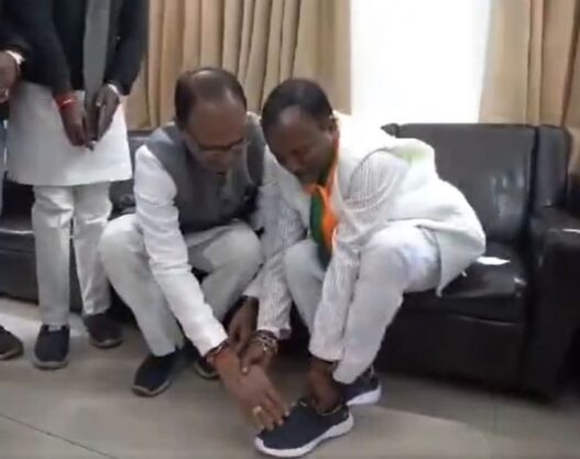 former CM Shivraj wore shoes